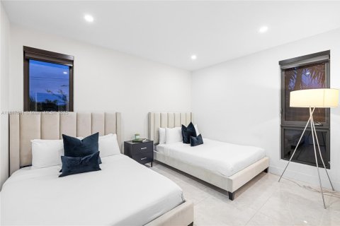 Casa en venta en Miami, Florida, 5 dormitorios, 288.37 m2 № 1775926 - foto 20