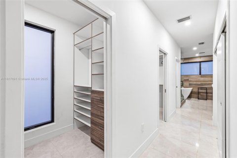 Casa en venta en Miami, Florida, 5 dormitorios, 288.37 m2 № 1775926 - foto 13