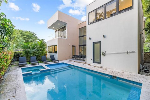 Casa en venta en Miami, Florida, 5 dormitorios, 288.37 m2 № 1775926 - foto 25