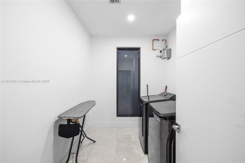 Casa en venta en Miami, Florida, 5 dormitorios, 288.37 m2 № 1775926 - foto 24