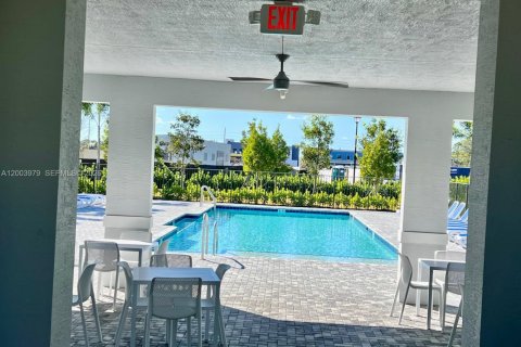 Townhouse in Port St. Lucie, Florida 3 bedrooms, 151.62 sq.m. № 2068369 - photo 4