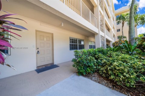 Condo in Pompano Beach, Florida, 2 bedrooms № 2081175 - photo 4