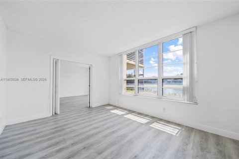 Condo in Pompano Beach, Florida, 2 bedrooms № 2081175 - photo 17
