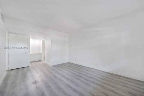 Condo in Pompano Beach, Florida, 2 bedrooms № 2081175 - photo 14