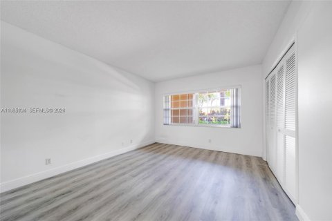 Condo in Pompano Beach, Florida, 2 bedrooms № 2081175 - photo 13