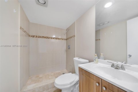 Condo in Pompano Beach, Florida, 2 bedrooms № 2081175 - photo 19