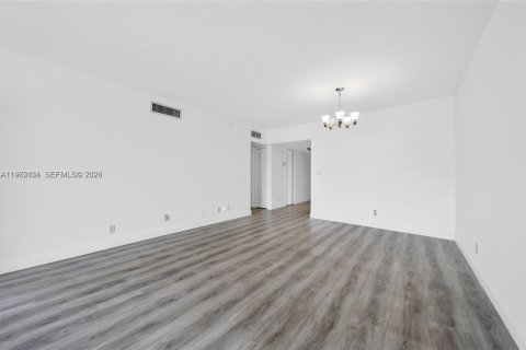Condo in Pompano Beach, Florida, 2 bedrooms № 2081175 - photo 7