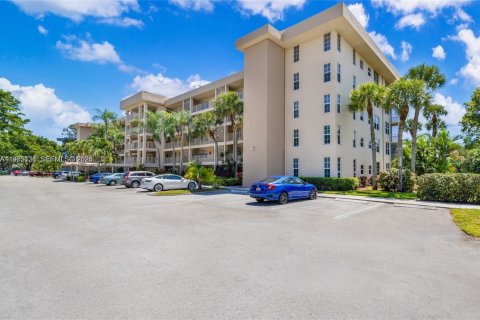 Condo in Pompano Beach, Florida, 2 bedrooms № 2081175 - photo 3