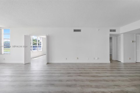 Condo in Pompano Beach, Florida, 2 bedrooms № 2081175 - photo 6