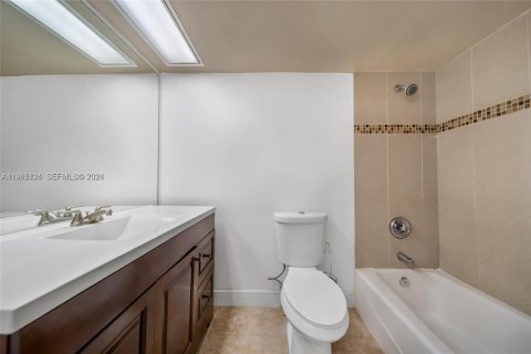 Condo in Pompano Beach, Florida, 2 bedrooms № 2081175 - photo 16