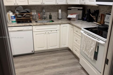 Condo in Pompano Beach, Florida, 2 bedrooms № 2081175 - photo 10