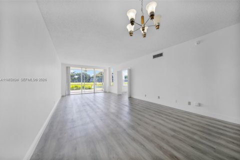 Condo in Pompano Beach, Florida, 2 bedrooms № 2081175 - photo 5