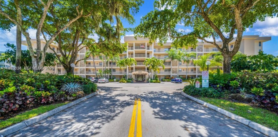 Condo in Pompano Beach, Florida, 2 bedrooms № 2081175