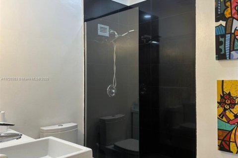 Condominio en venta en Miami Beach, Florida, 1 dormitorio, 89.37 m2 № 2035223 - foto 12