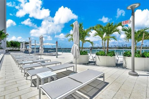 Condominio en Miami Beach, Florida, 1 dormitorio  № 2035223