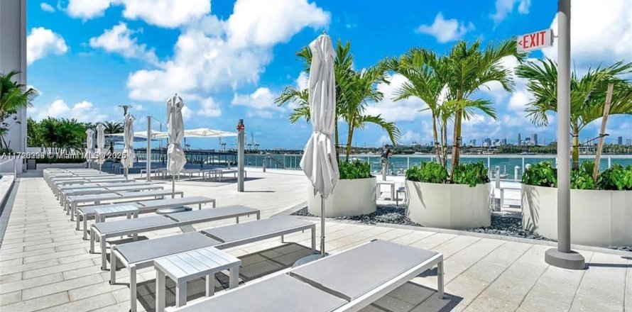 Condominio en Miami Beach, Florida, 1 dormitorio  № 2035223