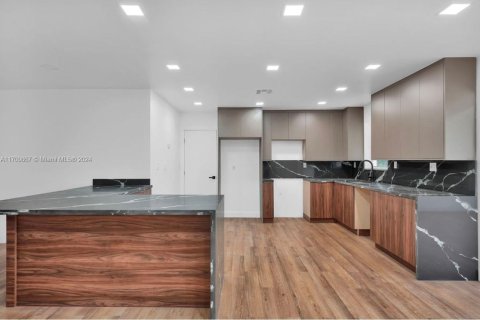 Casa en venta en Miami, Florida, 3 dormitorios, 146.51 m2 № 1462258 - foto 3