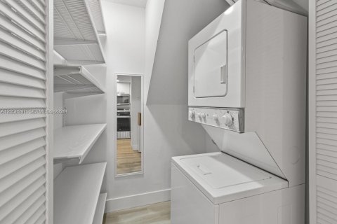 Condo in Miami, Florida  № 2309149 - photo 10