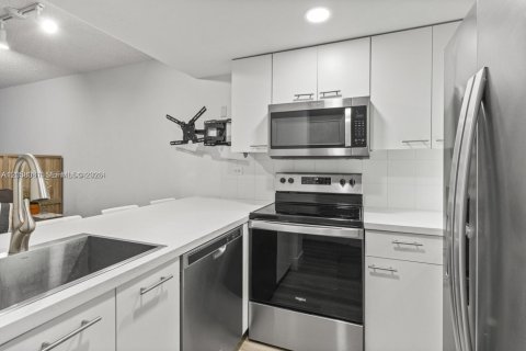 Condo in Miami, Florida  № 2309149 - photo 2