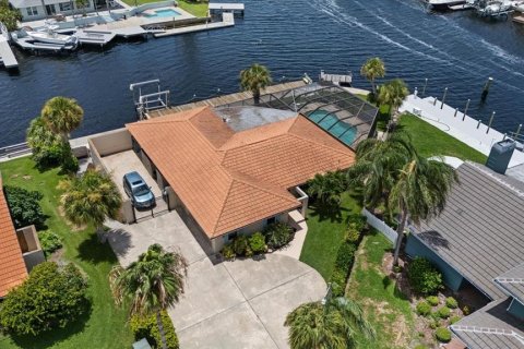 House in New Port Richey, Florida 3 bedrooms, 182.55 sq.m. № 2235679