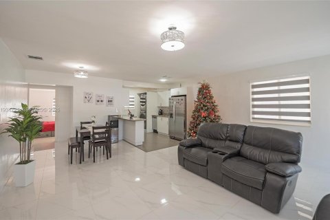 Casa en venta en Miramar, Florida, 4 dormitorios, 130.43 m2 № 1995641 - foto 5