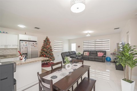 Casa en venta en Miramar, Florida, 4 dormitorios, 130.43 m2 № 1995641 - foto 2