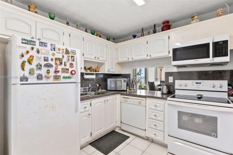 Condo in Miami Beach, Florida, 1 bedroom № 1986228 - photo 9