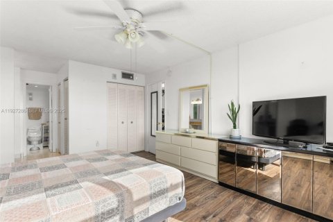 Condo in Miami Beach, Florida, 1 bedroom № 1986228 - photo 13