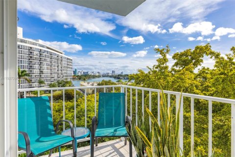 Condo in Miami Beach, Florida, 1 bedroom № 1986228 - photo 19