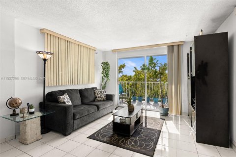 Condo in Miami Beach, Florida, 1 bedroom № 1986228 - photo 2
