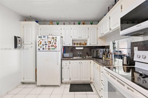 Condo in Miami Beach, Florida, 1 bedroom № 1986228 - photo 8