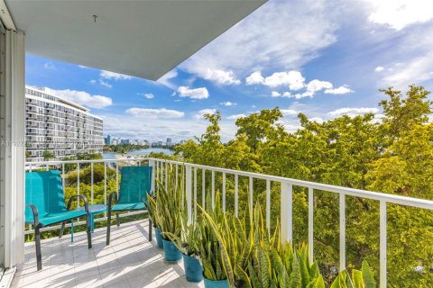 Condo in Miami Beach, Florida, 1 bedroom № 1986228 - photo 18