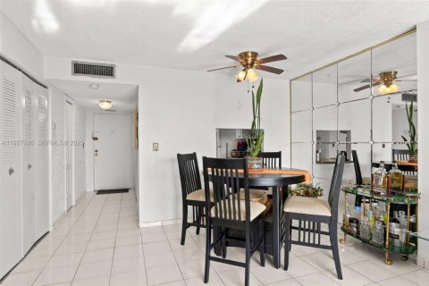 Condo in Miami Beach, Florida, 1 bedroom № 1986228 - photo 5