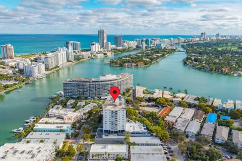 Condo in Miami Beach, Florida, 1 bedroom № 1986228 - photo 21