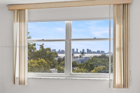 Condo in Miami Beach, Florida, 1 bedroom № 1986228 - photo 14