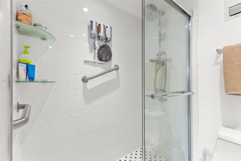 Condo in Miami Beach, Florida, 1 bedroom № 1986228 - photo 17
