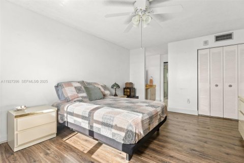 Condo in Miami Beach, Florida, 1 bedroom № 1986228 - photo 12