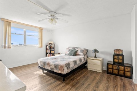 Condo in Miami Beach, Florida, 1 bedroom № 1986228 - photo 10