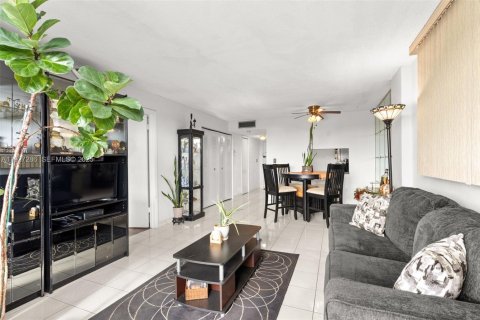 Condo in Miami Beach, Florida, 1 bedroom № 1986228 - photo 4