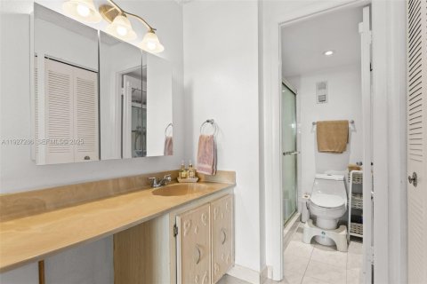 Condo in Miami Beach, Florida, 1 bedroom № 1986228 - photo 16