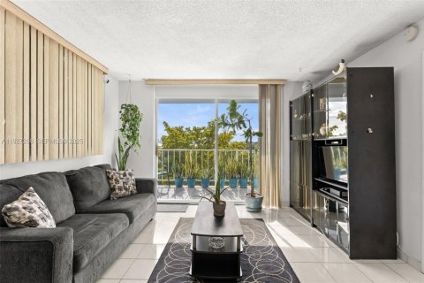 Condo in Miami Beach, Florida, 1 bedroom № 1986228 - photo 1