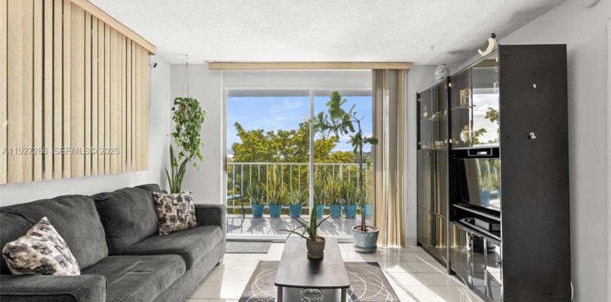 Condo in Miami Beach, Florida, 1 bedroom № 1986228