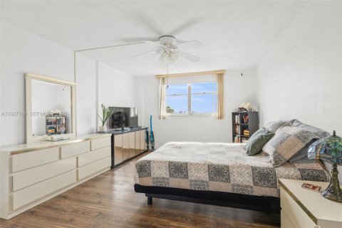 Condo in Miami Beach, Florida, 1 bedroom № 1986228 - photo 11