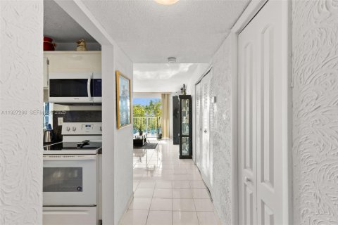 Condo in Miami Beach, Florida, 1 bedroom № 1986228 - photo 7