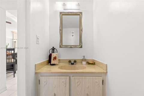 Condo in Miami Beach, Florida, 1 bedroom № 1986228 - photo 15