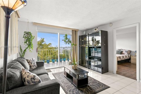 Condo in Miami Beach, Florida, 1 bedroom № 1986228 - photo 3