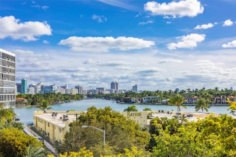 Condo in Miami Beach, Florida, 1 bedroom № 1986228 - photo 20
