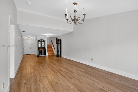 Touwnhouse à vendre à Miami, Floride: 3 chambres, 138.52 m2 № 2010459 - photo 6