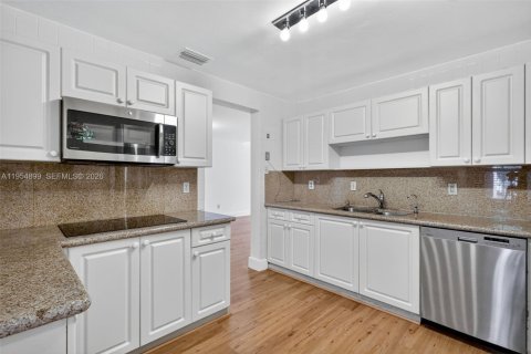 Touwnhouse à vendre à Miami, Floride: 3 chambres, 138.52 m2 № 2010459 - photo 10