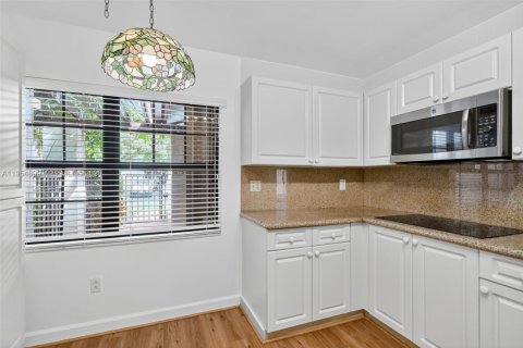 Touwnhouse à vendre à Miami, Floride: 3 chambres, 138.52 m2 № 2010459 - photo 11